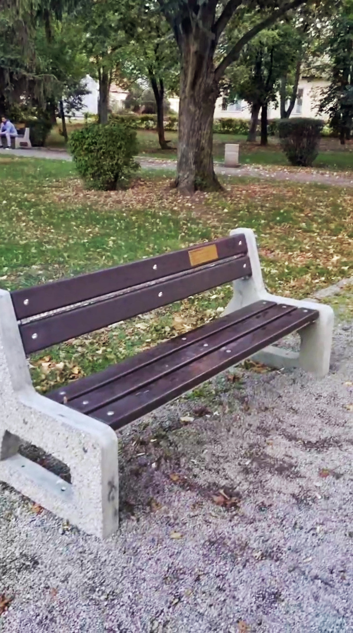 Pamätná lavička sa nachádza