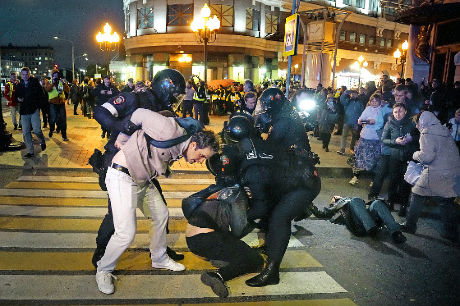 Polícia brala demonštrantov násilím