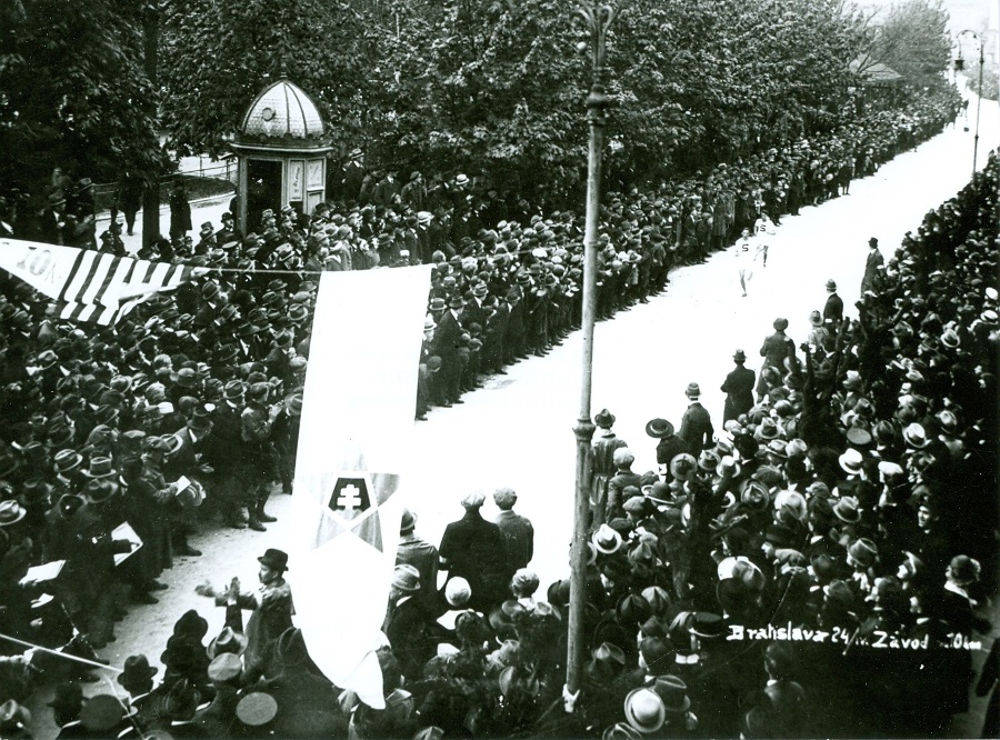 Finish at Hviezdoslav Square in Bratislava in the 1st year on April 24, 1921.
