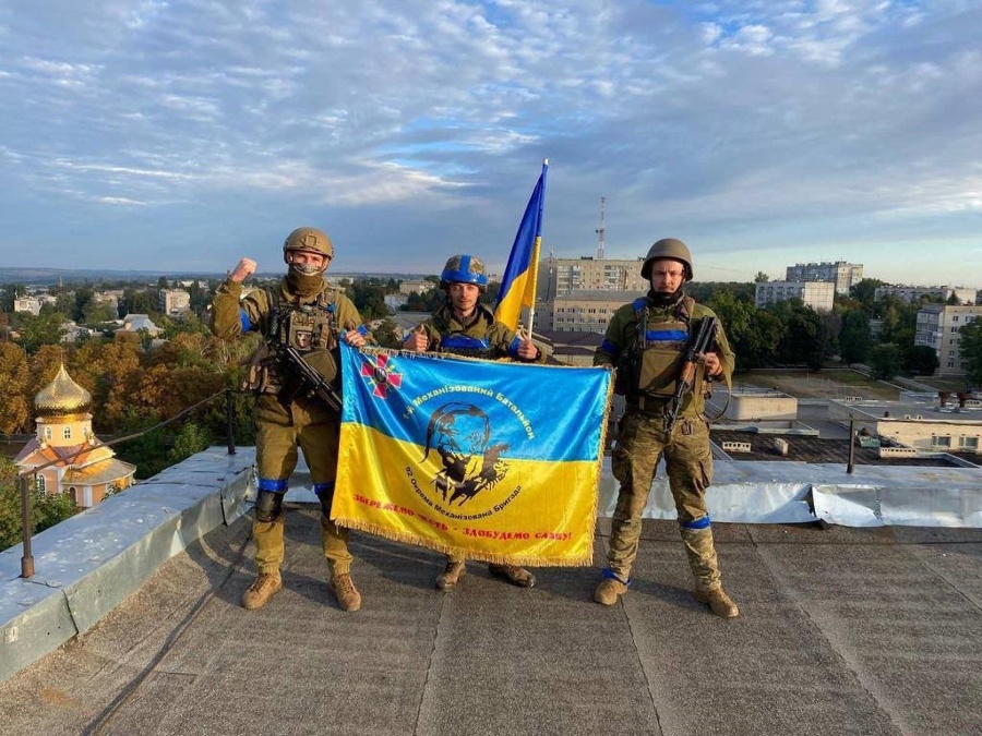 Ukrajinci vztyčujú vlajky v