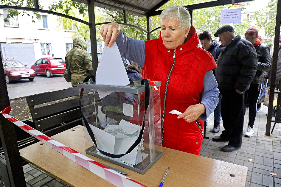 Hlasovanie strážia vojaci.