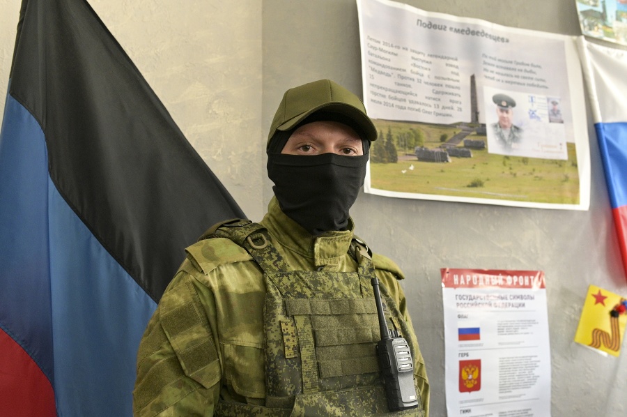 Vojak pred referendovou miestnosťou.