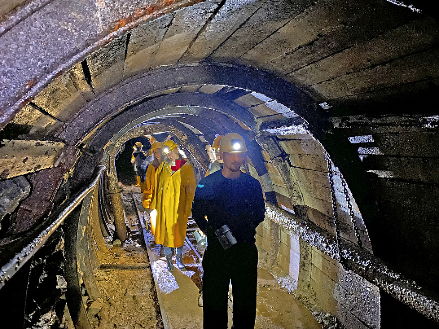 V podzemí čaká turistov