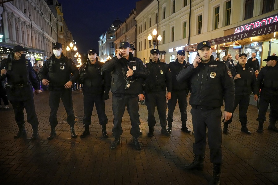 Policajti zatýkajú demonštrantov počas