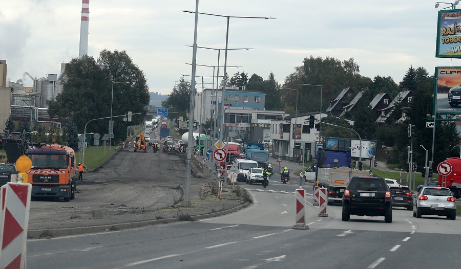 Oprava cesty komplikuje dopravu