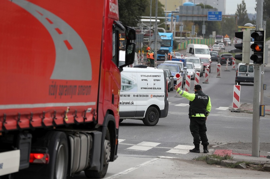 Oprava cesty komplikuje dopravu