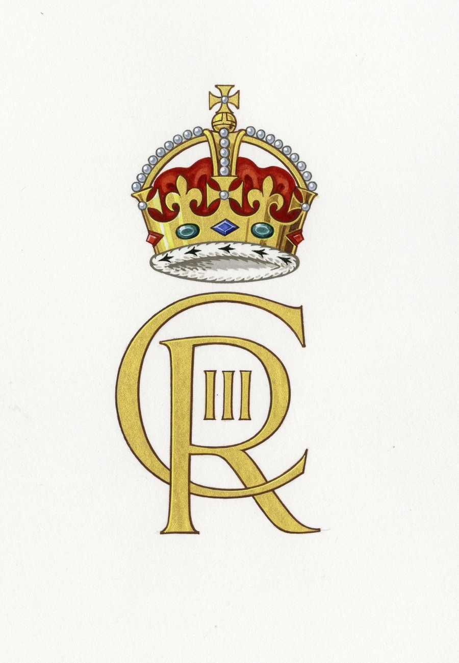 Na monograme je zobrazená kráľovská koruna a pod ňou písmená C, ktoré predstavuje začiatočné písmeno kráľovho mena; R ako Rex, čo je latinský výraz pre slovo kráľ; a číslica III.