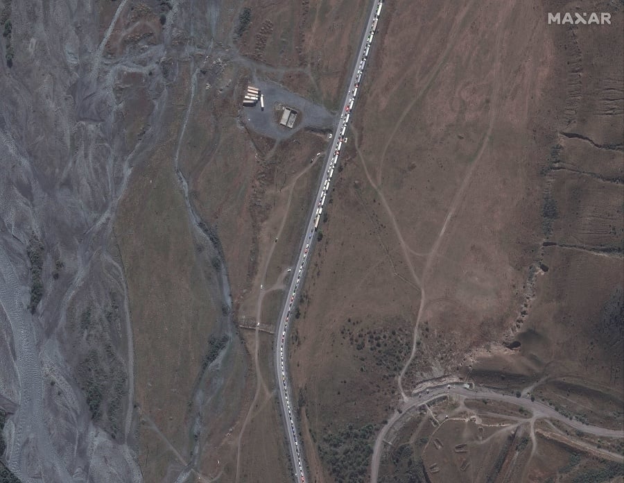 Satelitná snímka zobrazuje dlhý rad áut čakajúcich na prekročenie hraníc z Ruska do Gruzínska.