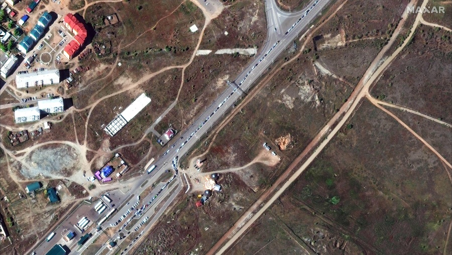 Ďalšia satelitná snímka zobrazuje dlhý rad áut čakajúcich na prekročenie hraníc z Ruska do Mongolska.