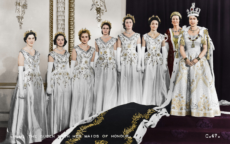 Russell (v krúžku) s dvornými dámami na korunovácii  Alžbety II.