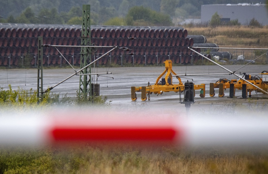 Nepoužité rúry pre plynovod Nord Stream 2 v Baltskom mori sú uložené v Lubmine 27. septembra 2022.