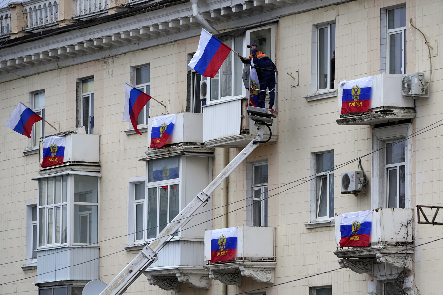 Robotníci vyvesujú ruské vlajky