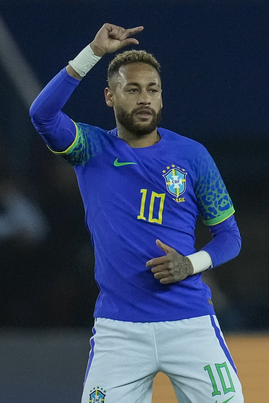 Brazílčan Neymar gestikuluje v