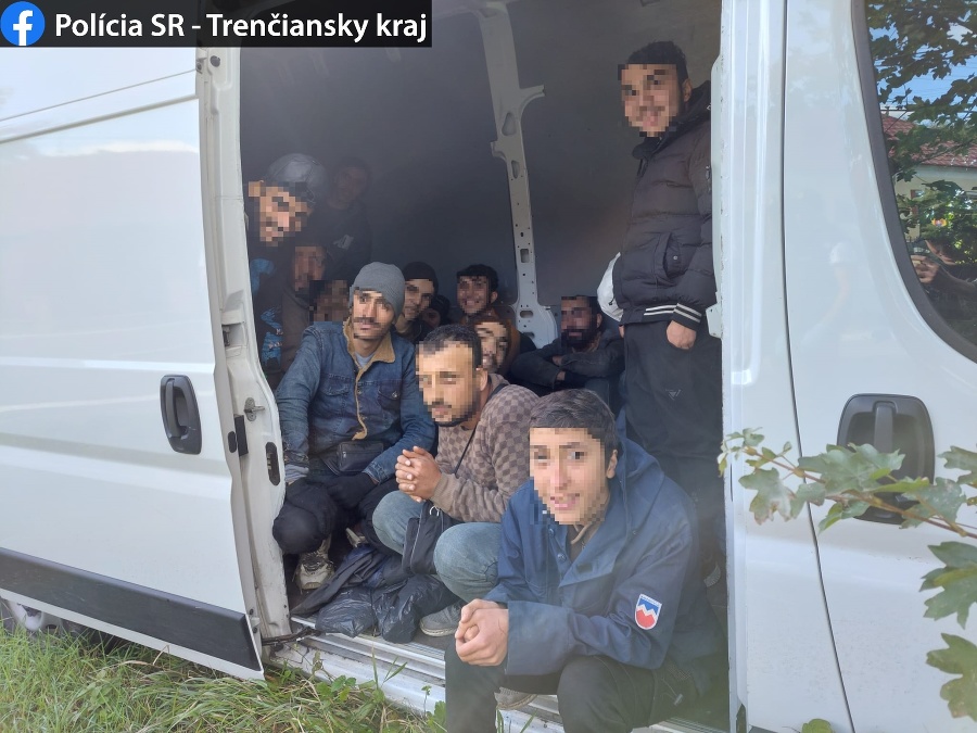 Devätnásť ilegálnych migrantov zo Sýrie objavila policajná hliadka v automobile Fiat Ducato v obci Moravské Lieskové.