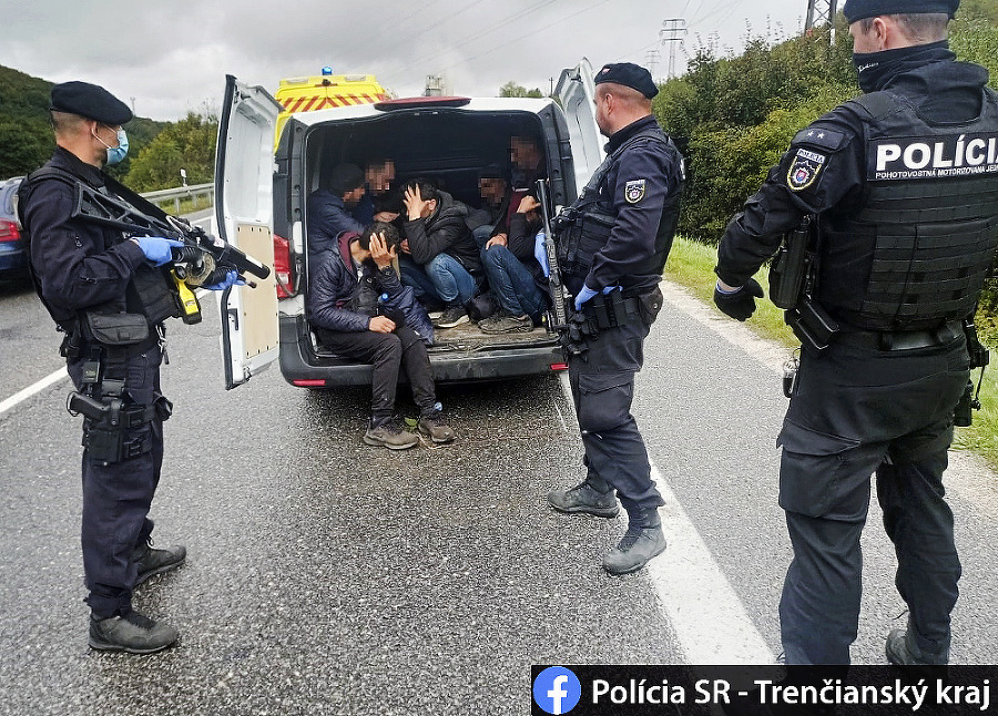 Podľa našich susedov nezachytávame dostatočne veľa utečencov, ktorí migrujú do Nemecka.