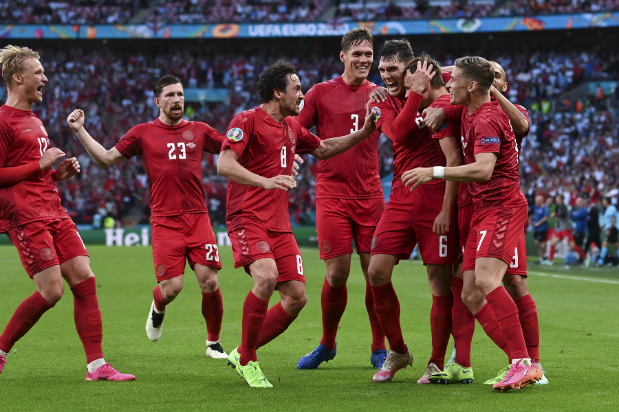 Futbalisti Dánska oslavujú gól.