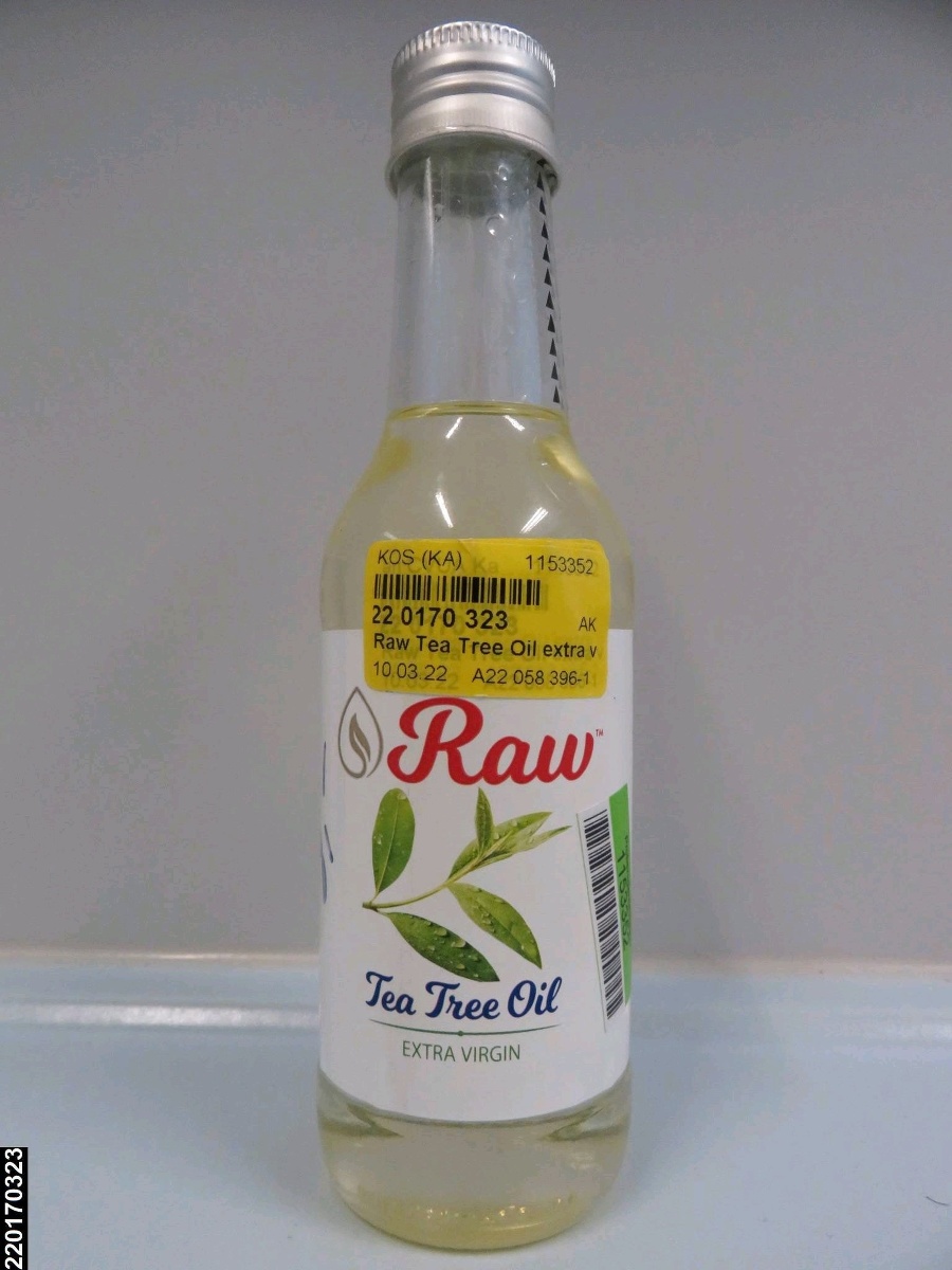 Na snímke extra panenský olej z čajovníka na vlasy a na pokožku značky Raw z Holandska.