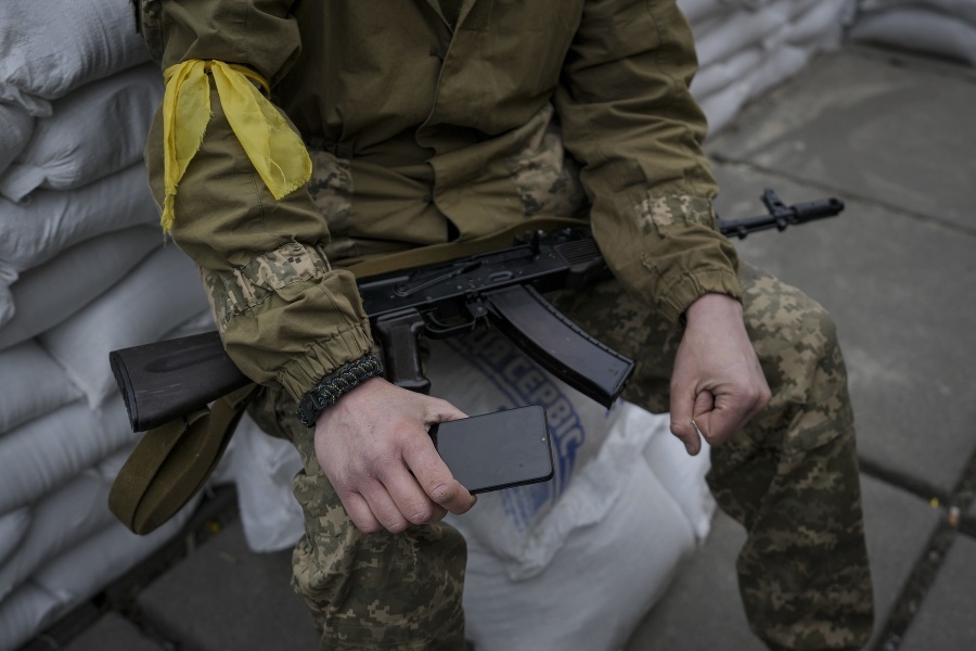 Ukrajinskí vojaci strážia kontrolný