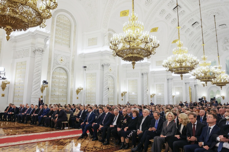 Účastníci počúvajú ruského prezidenta Vladimira Putina (nie je na snímke) počas prejavu na oslavách vyhlásenia anexie štyroch okupovaných ukrajinských oblastí za štátne územie Ruska.
