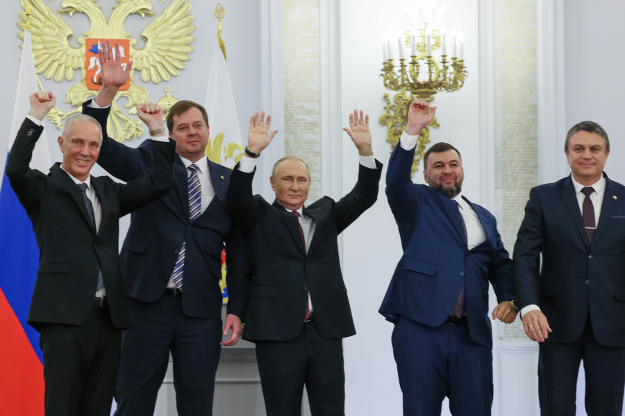Zľava Moskvou dosadený líder Chersonskej oblasti na juhu Ukrajiny Vladimir Saldo, Moskvou dosadený líder Záporožskej oblasti Jevgenij Balickij, ruský prezident Vladimir Putin, líder Doneckej ľudovej republiky Denis Pušilin a líder samozvanej Luhanskej ľudovej republiky Leonid Pasečnik mávajú počas podpisu zmluvy o pričlenení štyroch okupovaných oblastí Ukrajiny k Rusku.