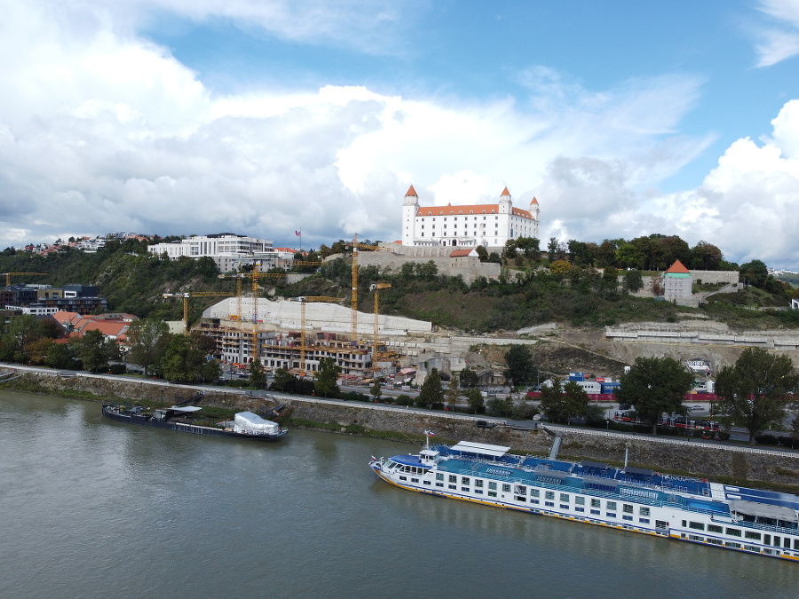 Bratislava prilákala menej turistov.