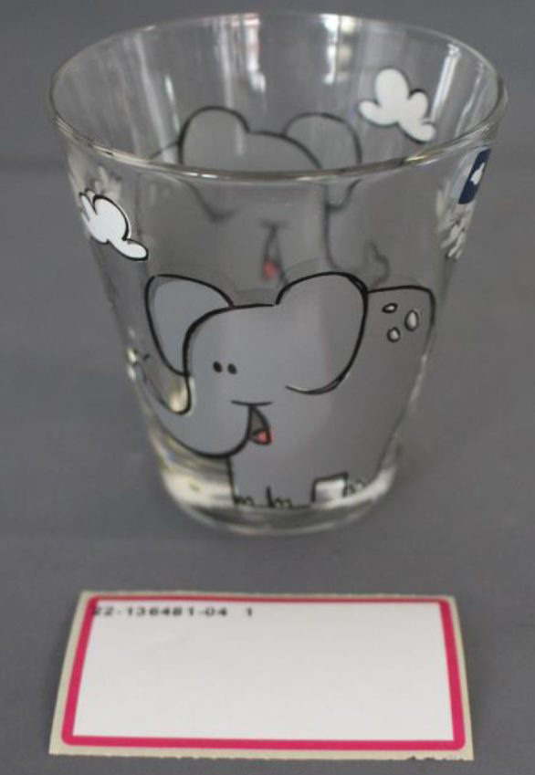 ÚVZ SR upozorňuje na nevyhovujúci sklenený pohár s obrázkom slona.