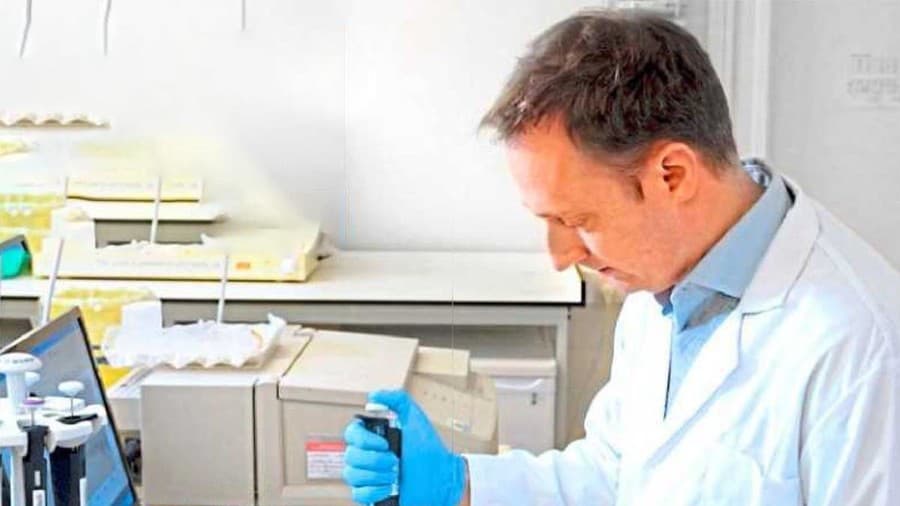 Dr. Tournier skúma vo svojom laboratóriu v Heidelbergeru vlastnosti vody ako kľúča k pochopeniu spôsobu účinku homeopatíckých roztokov.