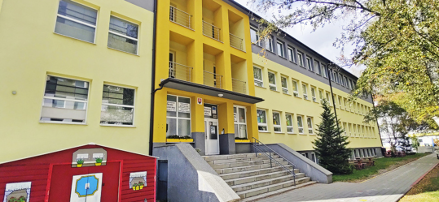 Na gymnáziu v Poprade si dievčinu uctili pamätným miestom vo vestibule.