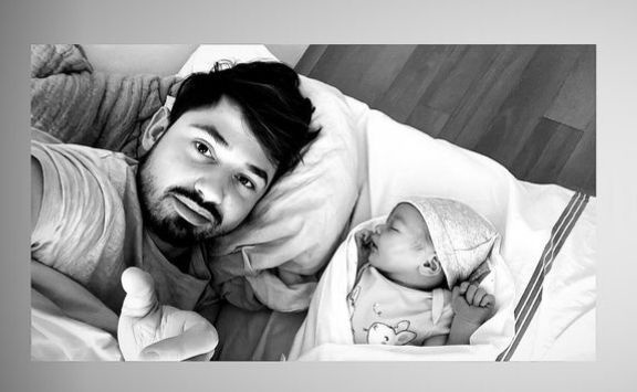 Hrdý otecko zverejnil fotku s dieťatkom.