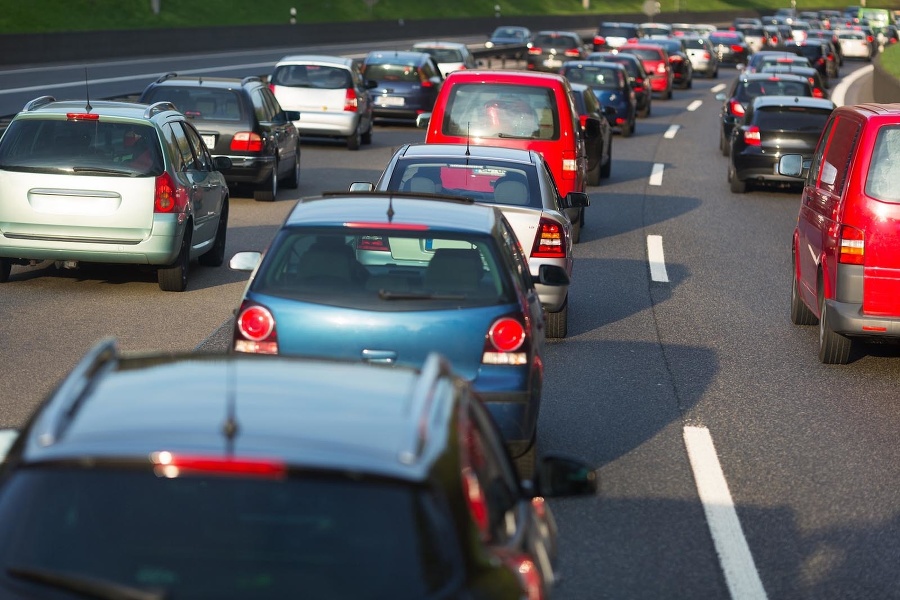 Dopravné zápchy sú najčastejším zdrojom frustrujúcich situácií za volantom.