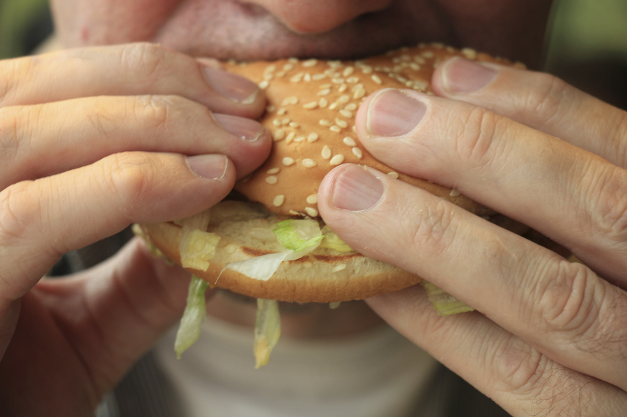 Aj fastfood sa dá jesť podľa etikety - nikdy nie rukami. (Ilustračné foto)