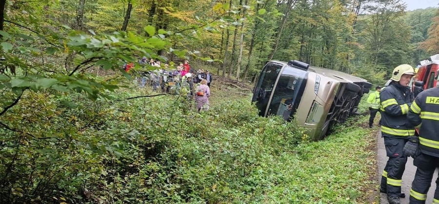Autobus sa prevrátil v obci Bohunice.