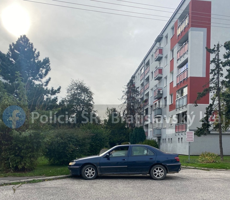 Zdrogovaný vodič spal v naštartovanom aute, blokoval vjazd na parkovisko.
