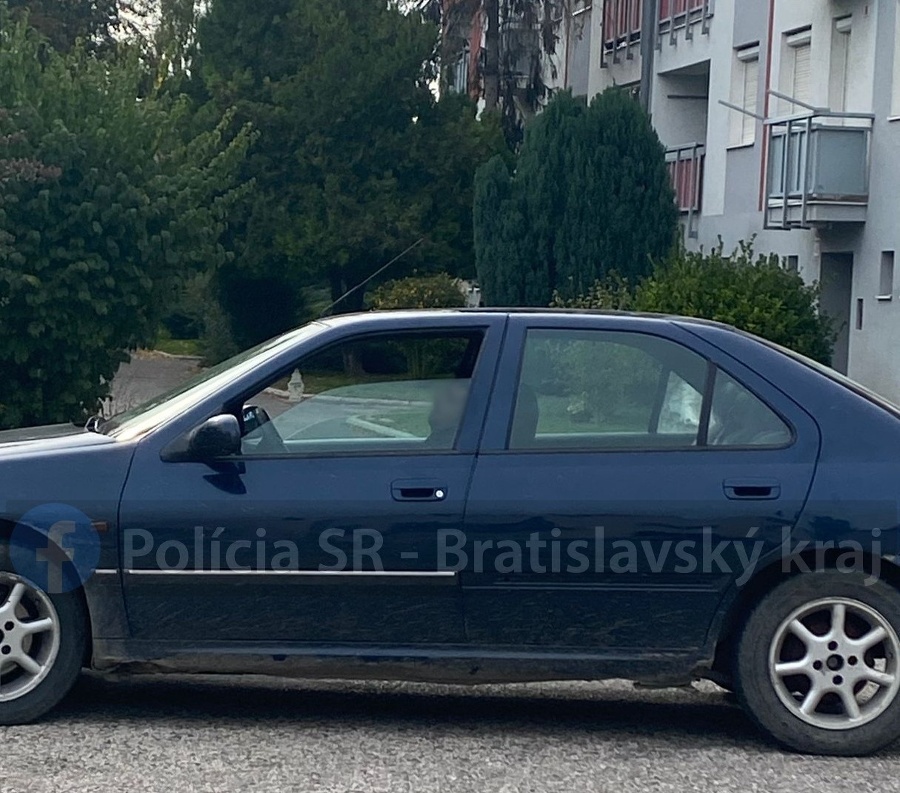 Zdrogovaný vodič spal v naštartovanom aute, blokoval vjazd na parkovisko.