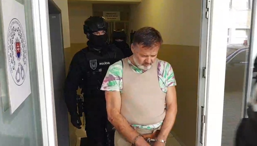 Dědečkovi dali nepriestrelnú vestu a putá. 