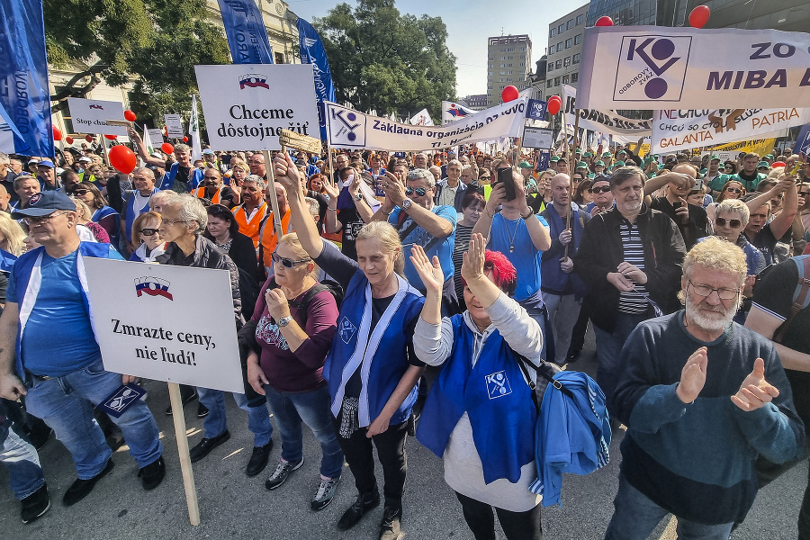 Vládu SR vyzývajú, aby urýchlene riešila súčasnú kritickú situáciu v SR.