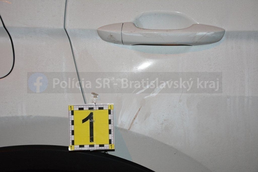 V bratislavskom autobazári poodtŕhal muž z 11 áut zadné stierače