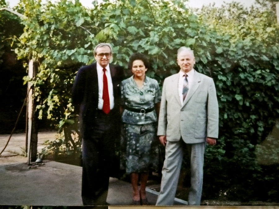 Autor (vpravo) s vnučkou