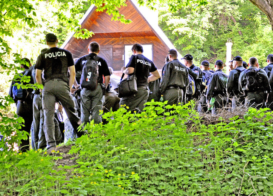 Policajti pri hľadaní obetí