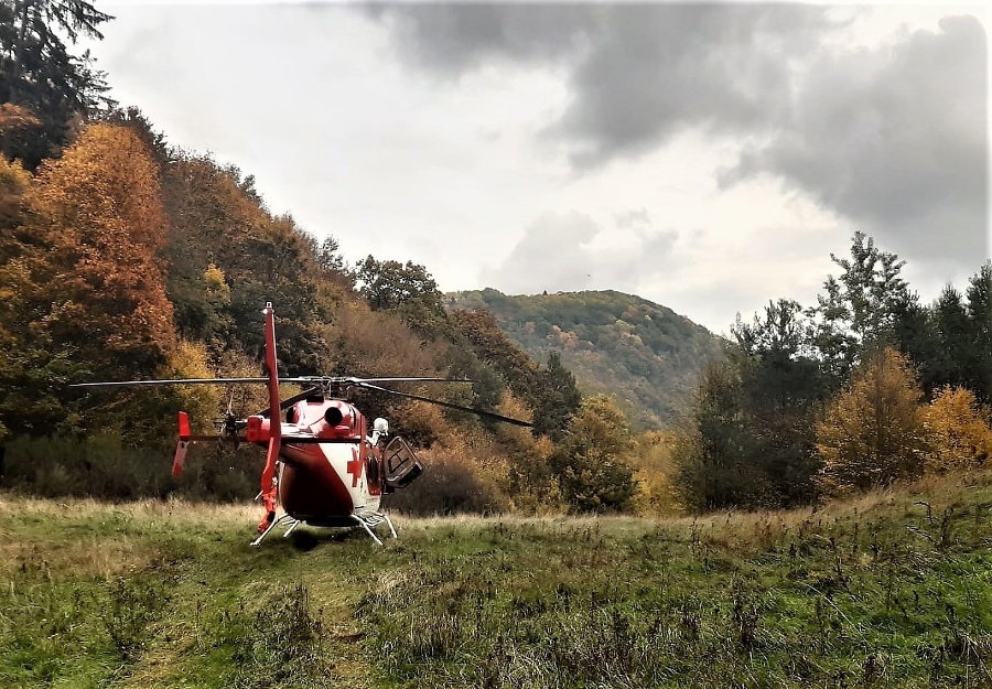 Záchranársky vrtuľník letel k zranenej žene do lesa pri Banskom Studenci.
