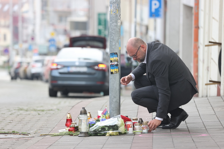 Sviečku prišiel na miesto tragédie zapáliť aj líder SaS Richard Sulík.