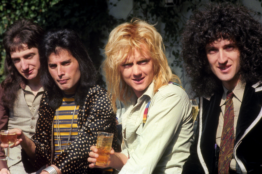 Zľava: John Deacon, Freddie