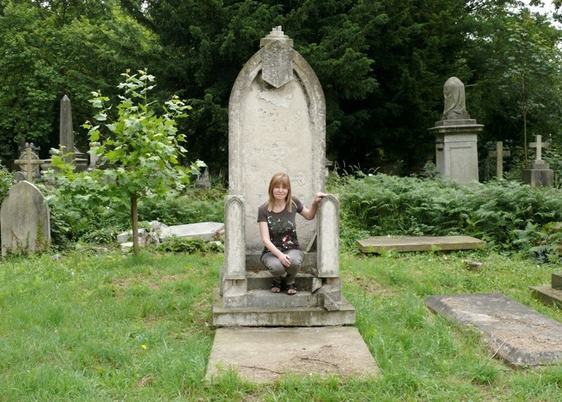 Jeane navštevuje cintoríny a