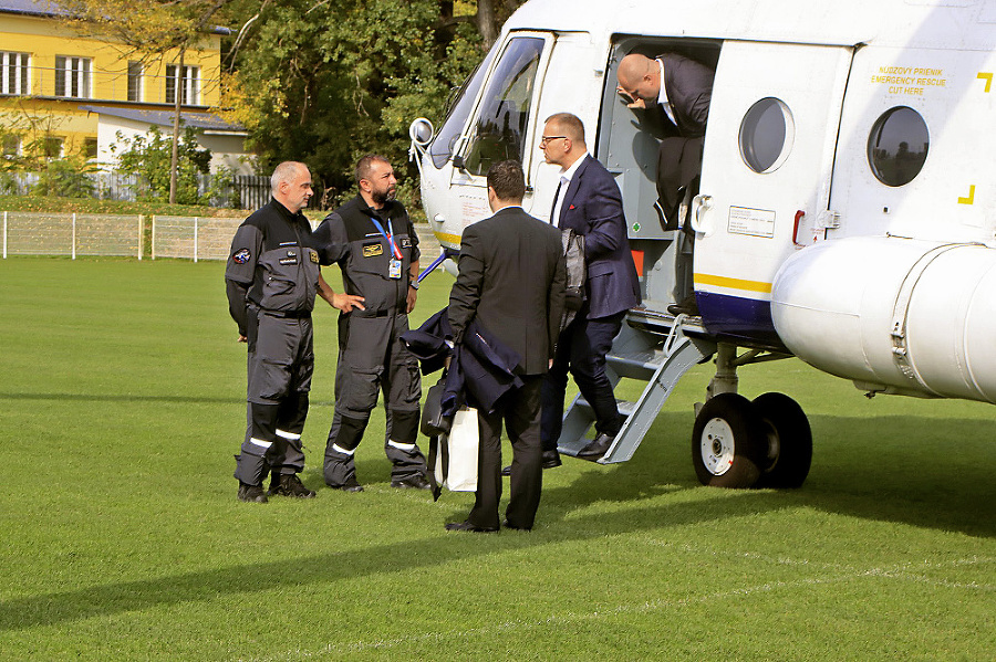 Helikoptéra pristála na miestnom futbalovom ihrisku.