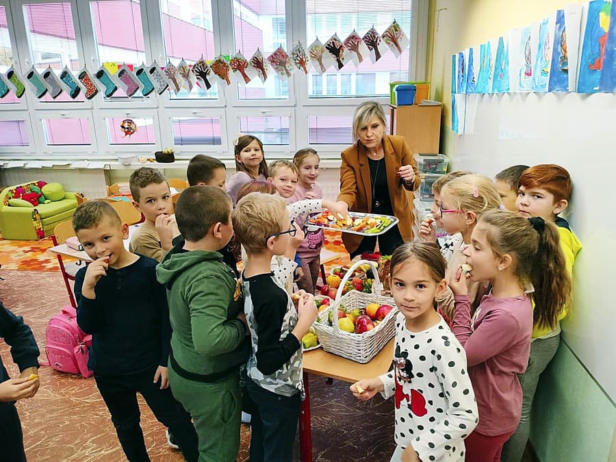 Mladši žiaci sa nedali zahanbiť a pripravili ovocie.