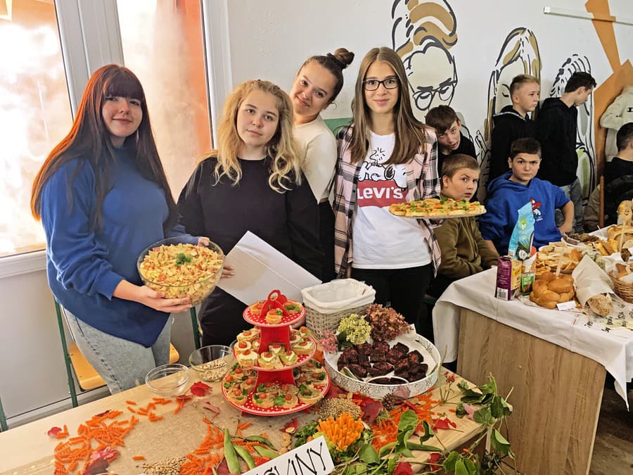 Šikovné žiačky pripravili zeleninové šaláty, ktoré chutili aj mladším žiakom.