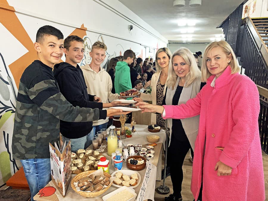 Chlapci ponúkali učiteľkám zdravé koláče z červenej repy.