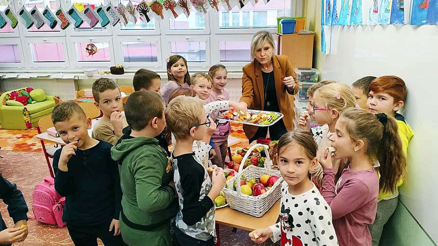 Mladši žiaci sa nedali zahanbiť a pripravili ovocie.