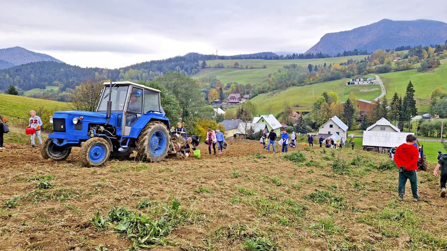 Pred školákmi išiel traktor,