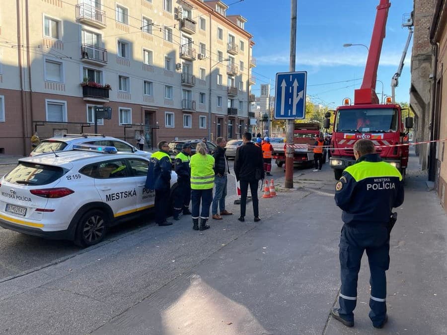 Ružinov odstraňuje nebezpečnú omietku